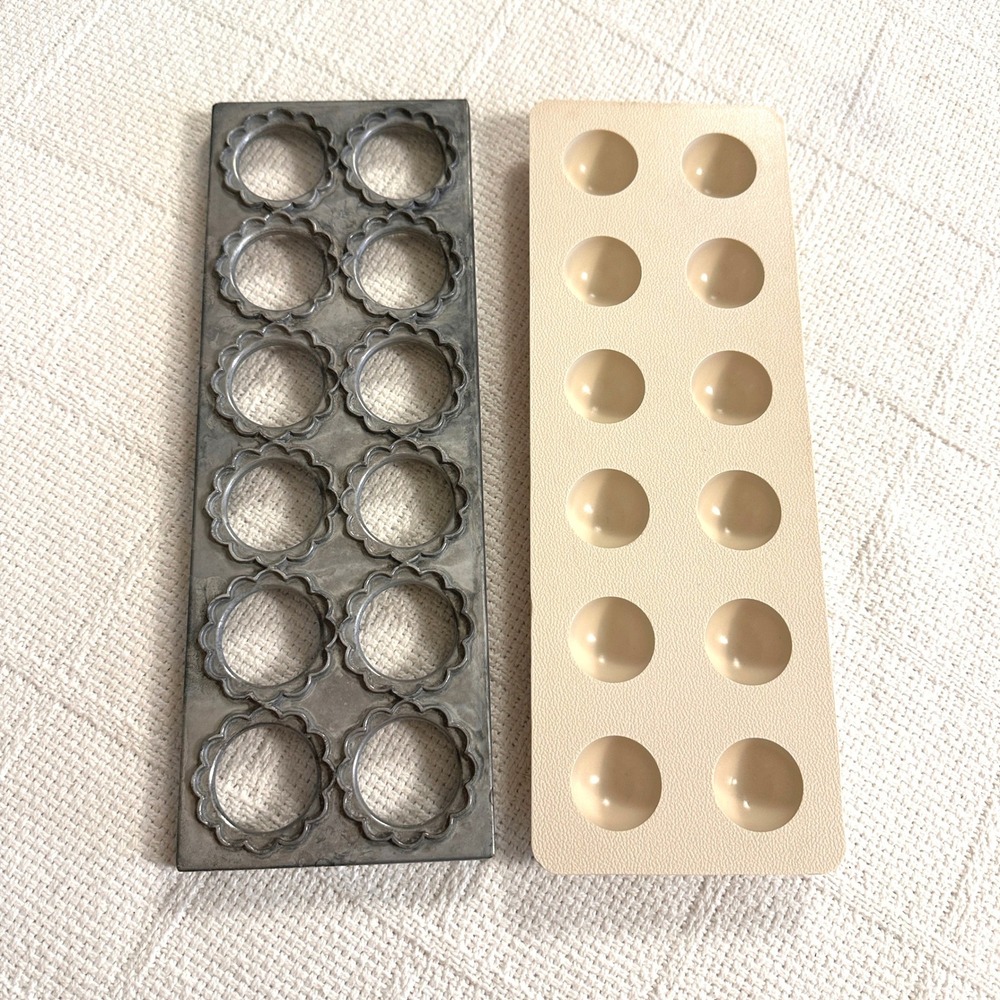 VTG VillaWare Ravioli Maker 12 Hole Round Scalloped Pasta Mold Press Italian Kit